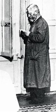 obispo-manuel-irurita-con-bata-escondido-guerra-civil-casa-los-tort-1337020756319