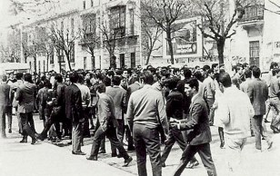 Manifestación-de-estudiantes-en-Barcelona-en-1957-para-apoyar-la-huelga-del-transporte-en-esta-ciudad.jpg