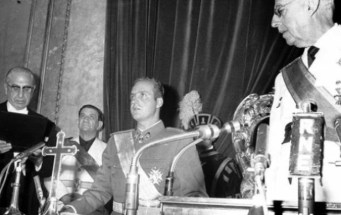 El príncipe Juan Carlos de Borbón jura en las Cortes lealtad al Jefe del Estado y fidelidad a los principios del Movimiento y a las Leyes Fundamentales del Reino, ante la mirada del di